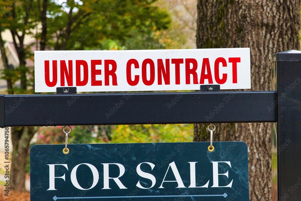 Obraz premium Home under contract sign