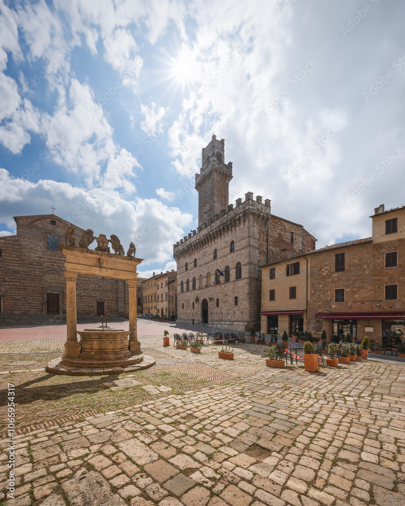 Fototapeta premium Piazza Grande, the well, and Palazzo Comunale of Montepulciano. Tuscany, Italy