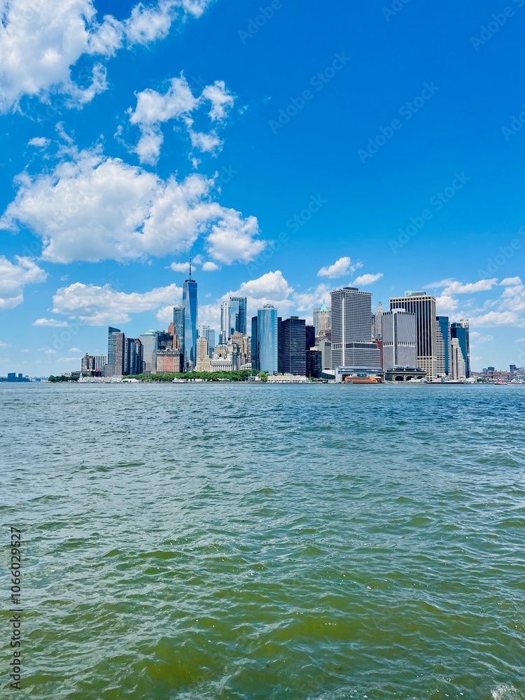 Obraz premium NEW YORK - June 4, 2022: downtown Manhattan skyline across the river on a sunny day