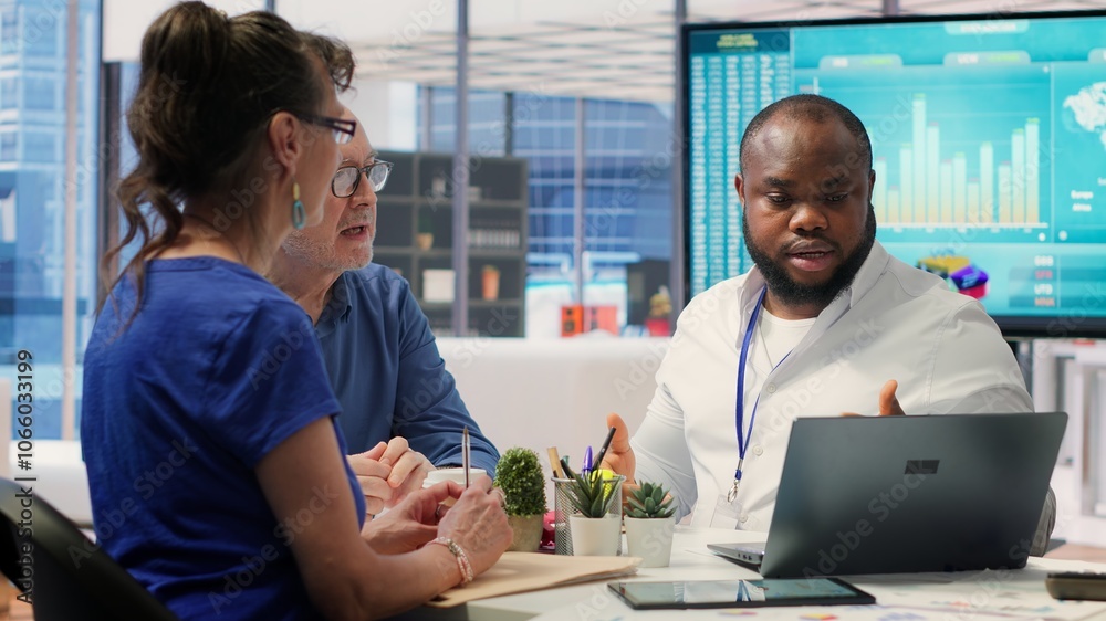 Obraz premium Elderly couple meeting with a financial expert to develop a tailored retirement strategy and covering future savings. Discussing plans for investment and long term financial goals. Camera A.