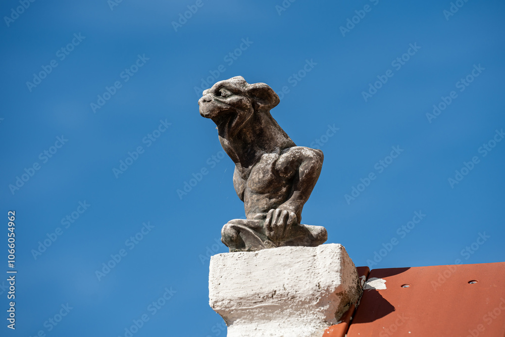 Obraz premium Gargoyle auf einem Dachfirst
