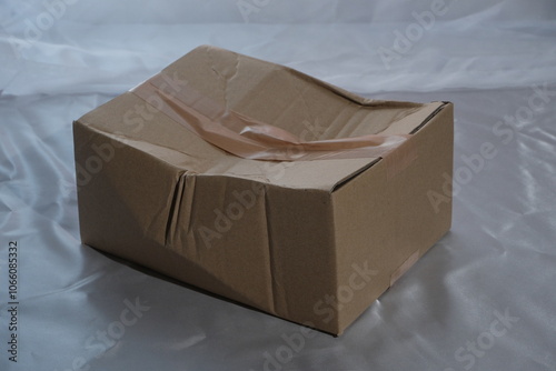 潰れた段ボール　配送　物流