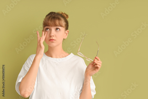 Young woman with eyeglasses...
