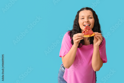 Beautiful young woman eatin...