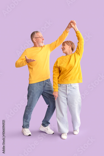 Mature couple dancing on li...
