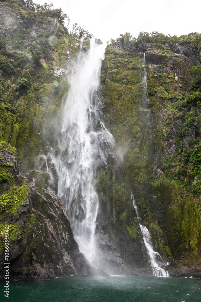 Obraz premium Stirling Falls photographed during a cruise in Milford Sound.
