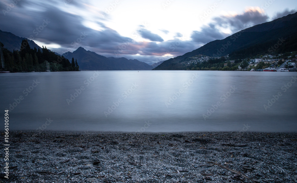 Φωτογραφία Long exposure photograph of the bay in Queenstown after dusk.