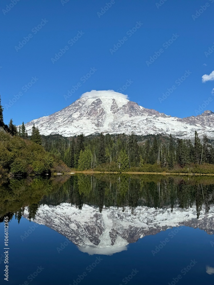 Fototapeta premium Mount Rainier at Bench Lake