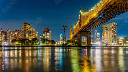 Fotografi View of the Queensboro Bridge and Roosevelt Island from the East River Esplanade In New York City