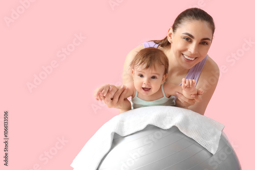Sporty young mother with he...