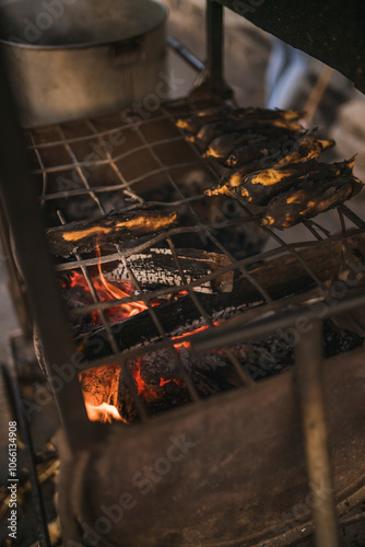 Obraz na płótnie Roasted corn on the comal with coals under them, traditional Mexican food w salonie