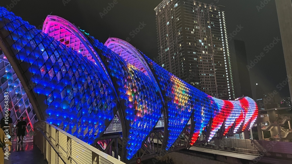 Obraz premium KUALA LUMPUR, MALAYSIA - OCTOBER 20, 2024 : view of Saloma Link, a landmark bridge that connect Kuala Lumpur city centre and Kampung Bharu, a cultural local attraction in Malaysia