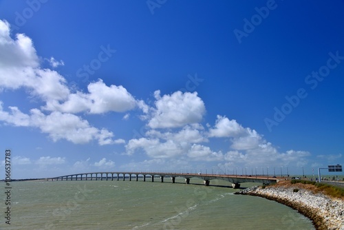 Île de Ré Bridge to the island of Re, France / レ島に繋ぐる橋 フランス