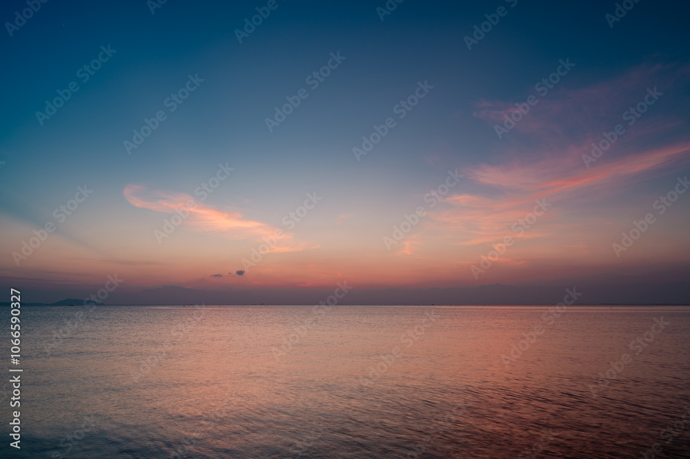 Naklejka premium sunset sky with clouds background 
