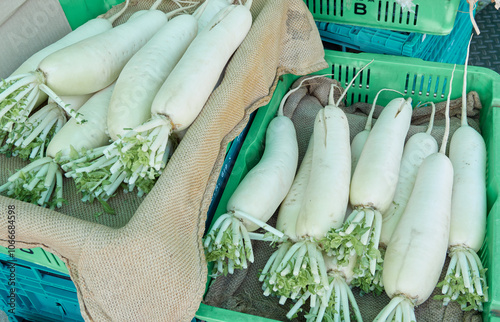 冬の市場で販売している新鮮な大根の様子 photo