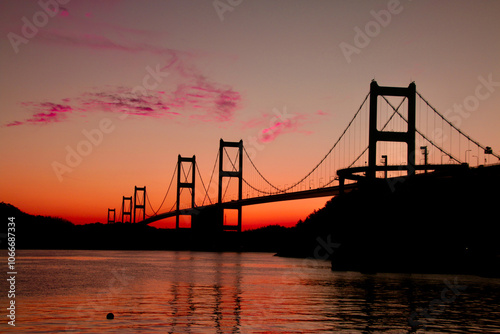 しまなみ海道・来島海峡第一大橋・夕暮れ（愛媛県・今治市）