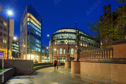 Fototapeta Naklejka Na Ścianę i Meble -  Beautiful architecture of city center in Leeds at night, United Kingdom.