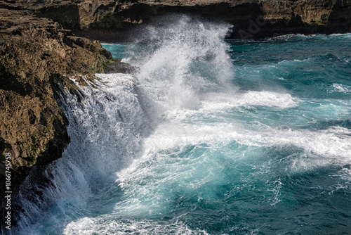 Wyspa Nusa Lembongan - Bali - widok na plażę Devil's Tears z klifów