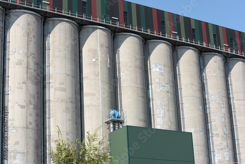 Impianto  moderno di silos di Caffé photo