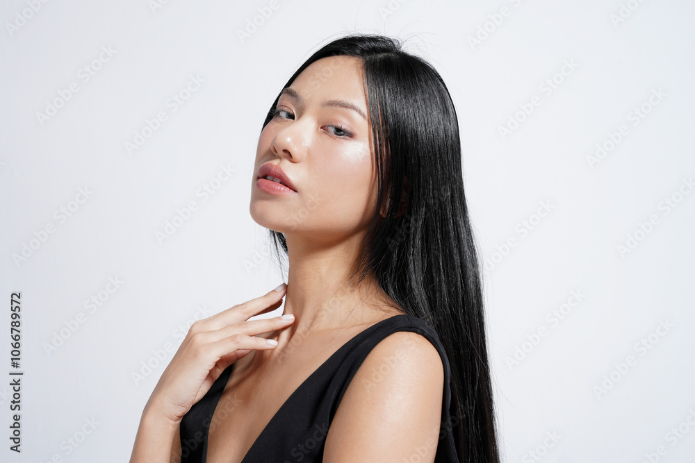 黒いドレスを着た若い女性のスタイリッシュなポートレート 黒いドレスを着た若い女性のスタイリッシュなポートレート