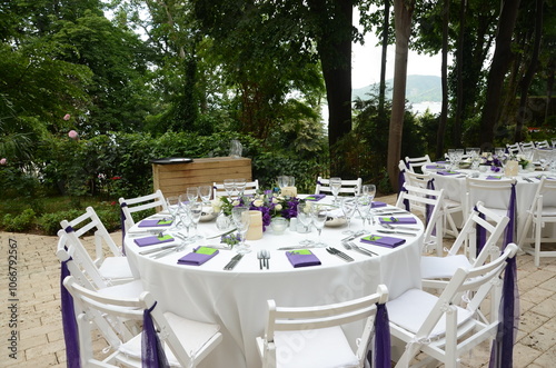 Obraz na płótnie Elegant Outdoor Wedding Ceremony with Purple Hydrangeas and White Chairs w salonie