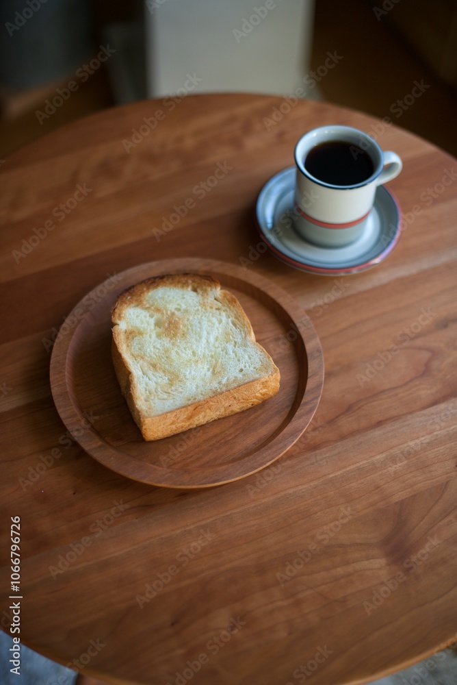 朝ごはんのバタートーストとホットコーヒー 朝ごはんのバタートーストとホットコーヒー