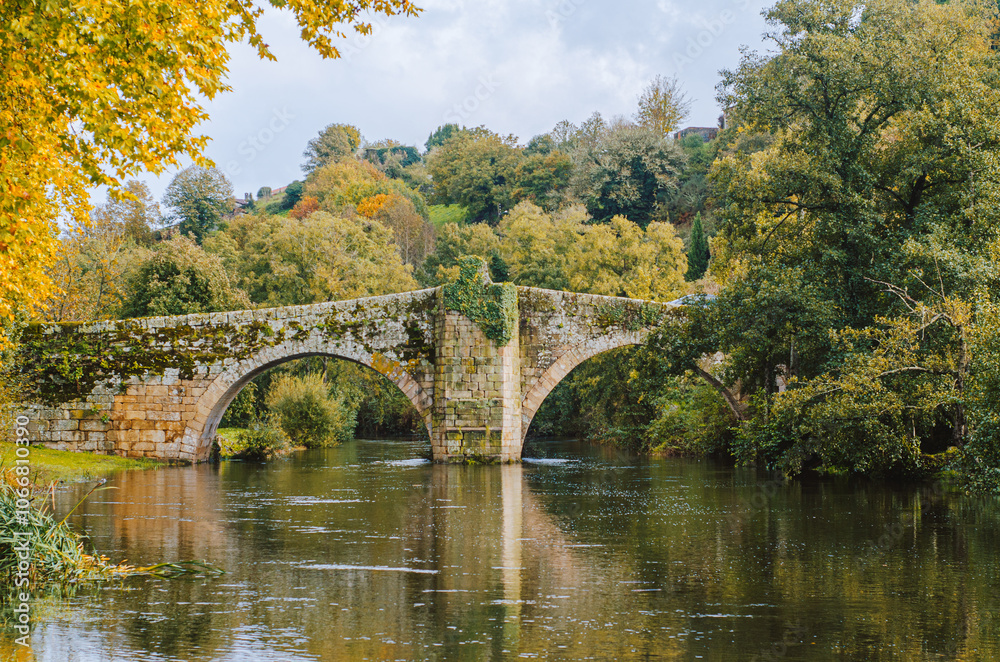 Obraz premium medieval stone bridge over the Arnoia river in Allariz in fall. Galicia