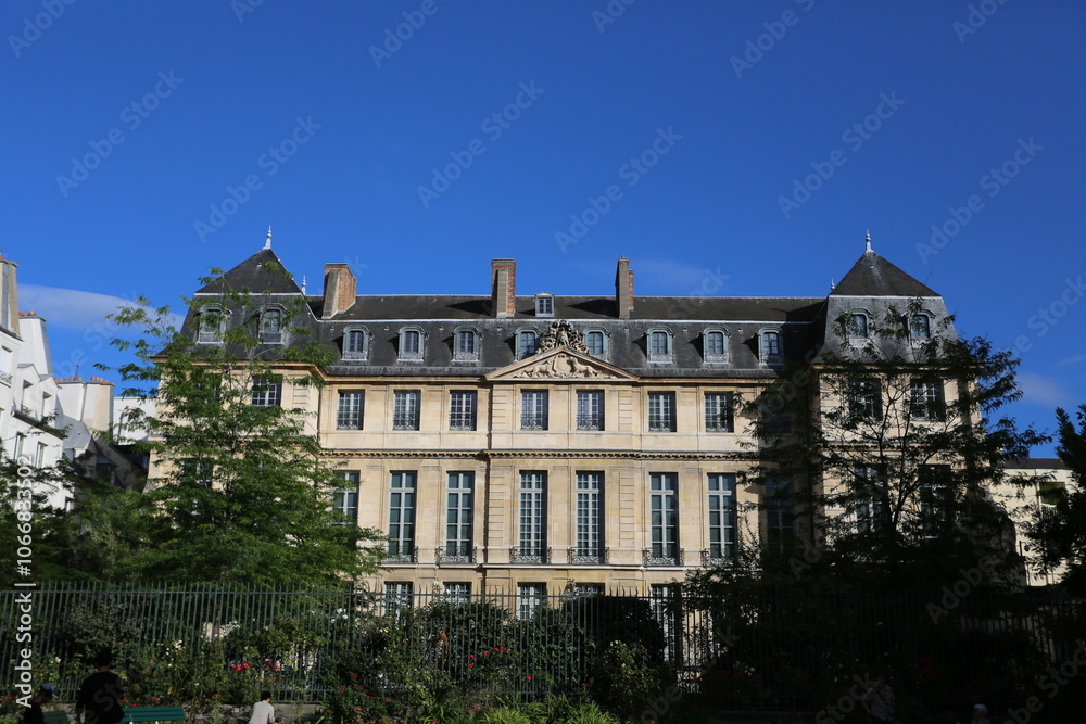 Fototapeta premium Façade arrière de l'Hôtel Salé à Paris dans le Marais