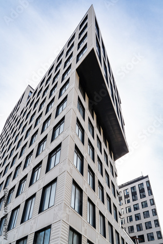 Obraz na płótnie Modern Urban Architecture Showcased Among Tall Buildings Beneath a Blue Sky w salonie
