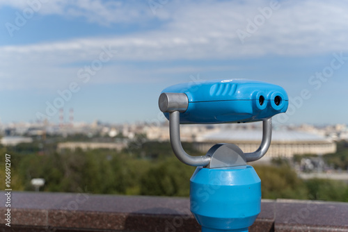 Obraz na płótnie City View Binoculars Positioned Against a Scenic Urban Background Setting for Exploration w salonie