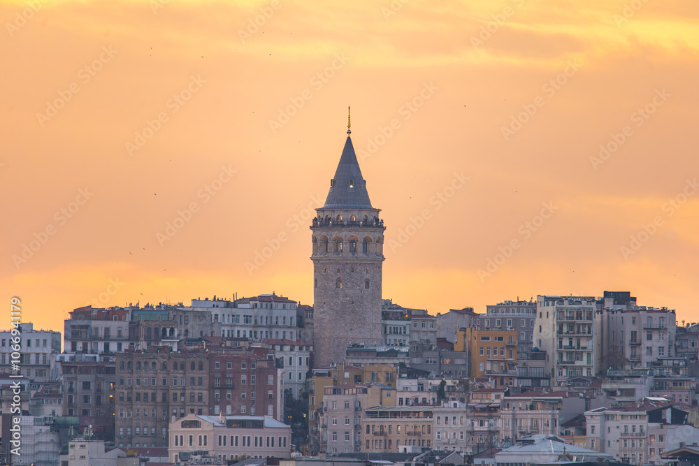 Fototapeta premium Sunset over the Galata Tower