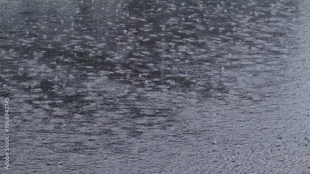 Rainwater falls onto the cement floor. Rainwater inundates roads Rainwater falls onto the cement floor. Rainwater inundates roads