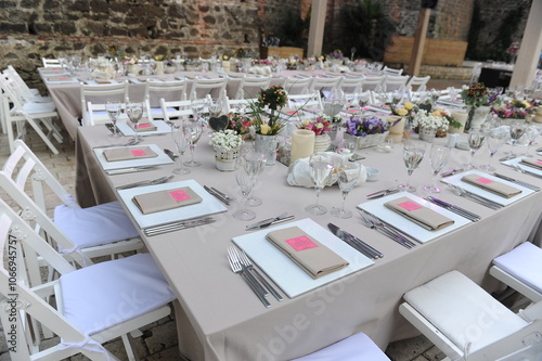 Obraz na płótnie Beautiful Wedding Decor: Tables with Lush Floral Arrangements and Candles Outdoors at Evening w salonie