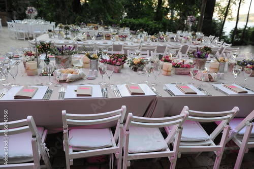 Obraz na płótnie Beautiful Wedding Decor: Tables with Lush Floral Arrangements and Candles Outdoors at Evening w salonie