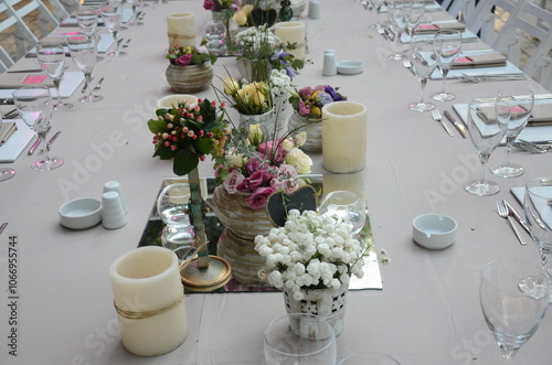 Obraz na płótnie Beautiful Wedding Decor: Tables with Lush Floral Arrangements and Candles Outdoors at Evening w salonie