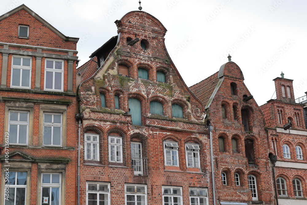 Obraz premium Blick in die Altstadt von Lüneburg in Niedersachsen