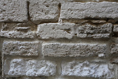 Mur en pierre blanche et calcaire 
