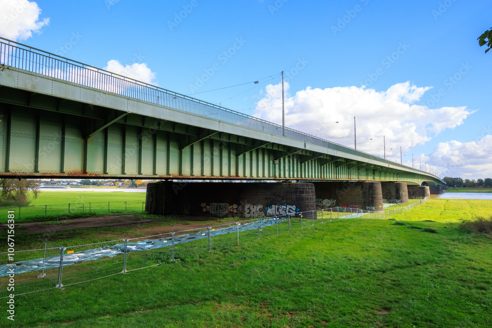 Die Südbrücke oder auch Kardinal-Frings-Brücke im Süden von Düsseldorf 2024. Eine Rheinbrücke die ersetzt werden muß. Die Südbrücke oder auch Kardinal-Frings-Brücke im Süden von Düsseldorf 2024. Eine Rheinbrücke die ersetzt werden muß.