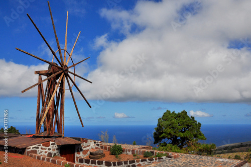 Alte Windmühle, Nähe Santo Domingo de Garafia, Kanarische Insel, La Palma, Spanien photo