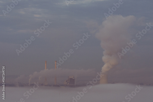 Energieerzeugung und Umwelteinfluss – EnBW Kraftwerk im Nebel photo