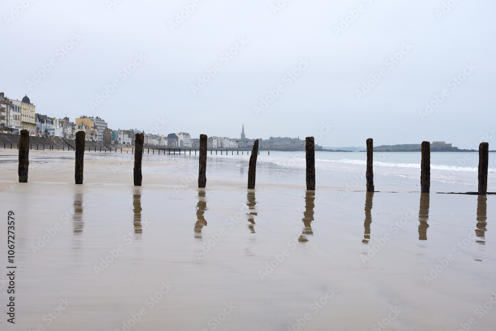 Plage de Saint-Malo et brise-lames Plage de Saint-Malo et brise-lames