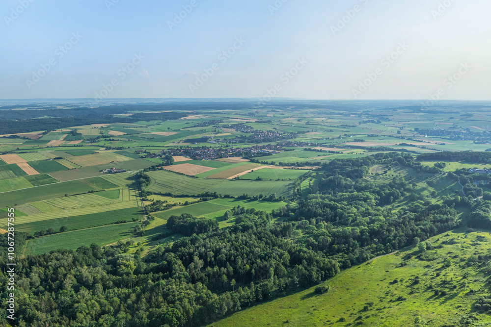 Obraz premium Sonniger Sommerabend in der Erholungsregion Hesselberg bei Wassertrüdingen