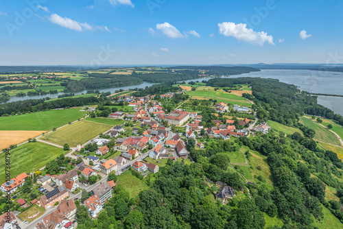 Die Gemeinde Absberg am Kleinen Brombachsee in Mittelfranken im Luftbild