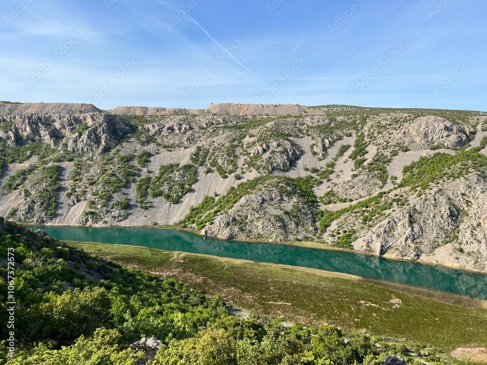 Fototapeta premium Zrmanja river canyon above Obrovac (Velebit Nature Park, Croatia) - Zrmanja Flussschlucht oberhalb von Obrovac (Naturpark Velebit, Kroatien) - Kanjon rijeke Zrmanje iznad Obrovca (Park prirode Velebit