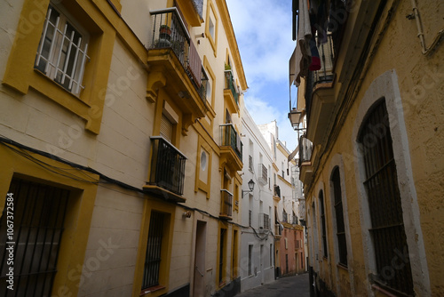 Rue étroite de la ville de Cadix bordée d'immeuble à l'architecture typique de l'Andalousie