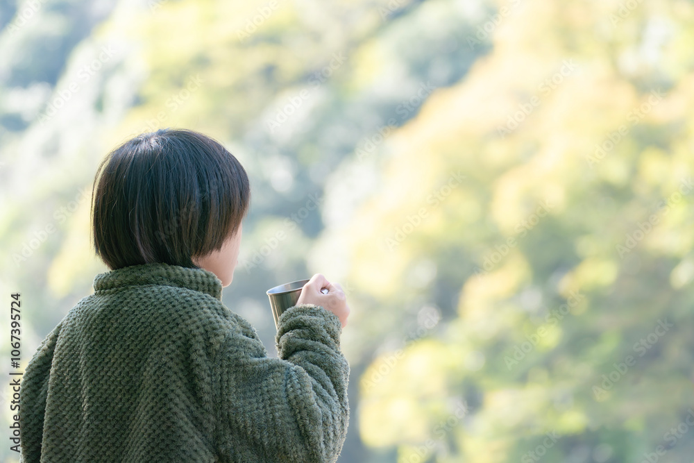 森林浴をしながら暖かい飲み物を飲む子供 森林浴をしながら暖かい飲み物を飲む子供