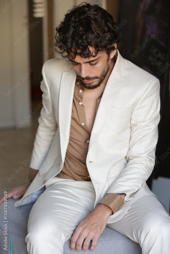 Transformando Estilos Modelo Fotográfico Masculino em Poses Dinâmicas e Roupas Que Marcam Tendência. Transformando Estilos Modelo Fotográfico Masculino em Poses Dinâmicas e Roupas Que Marcam Tendência.