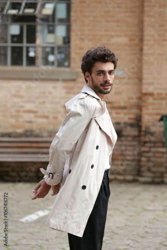 Transformando Estilos Modelo Fotográfico Masculino em Poses Dinâmicas e Roupas Que Marcam Tendência.