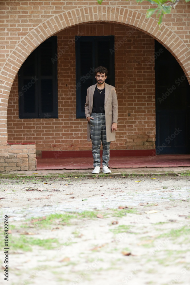 Transformando Estilos Modelo Fotográfico Masculino em Poses Dinâmicas e Roupas Que Marcam Tendência. Transformando Estilos Modelo Fotográfico Masculino em Poses Dinâmicas e Roupas Que Marcam Tendência.