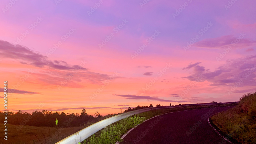 Fototapeta premium 夕焼けに染まる川内峠ドライブ